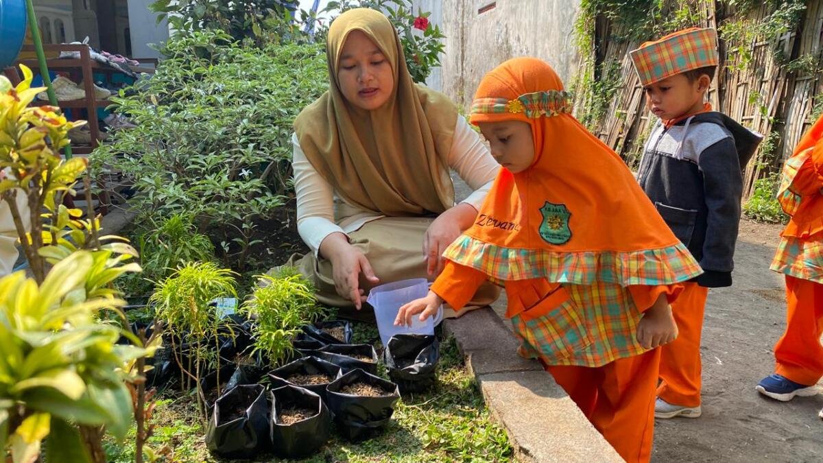 150 Anak PAUD Aisyiyah V Probolinggo Belajar Menanam lewat “Menanam Asyik”