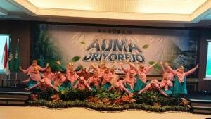 32 Guru SD Mudri Tampilkan Tari Ratoh Jaroe dalam Raker AUMA di Banyuwangi