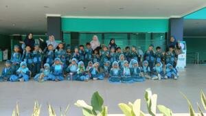36 Siswa TK Permata Hati Hias Donat dan Ikuti School Tour di SD Mumtaz