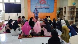 Menilik Antusiasme Siswa Warnai Game “Bongkar Sampul, Tebak Judul” di Spemdalas Literacy