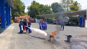 Belajar dari Api, Menjaga Bumi: SD Muhammadiyah 18 Kalibaru Kunjungi Damkar Banyuwangi