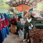 Belajar di TPA Randengan, Siswa SMA Muhammadiyah 1 Mojokerto Padukan Tiga Mata Pelajaran