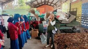 Belajar di TPA Randengan, Siswa SMA Muhammadiyah 1 Mojokerto Padukan Tiga Mata Pelajaran