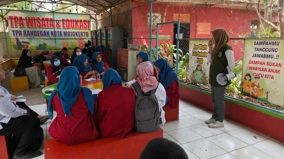 Belajar di TPA Randengan, Siswa SMA Muhammadiyah 1 Mojokerto Padukan Tiga Mata Pelajaran