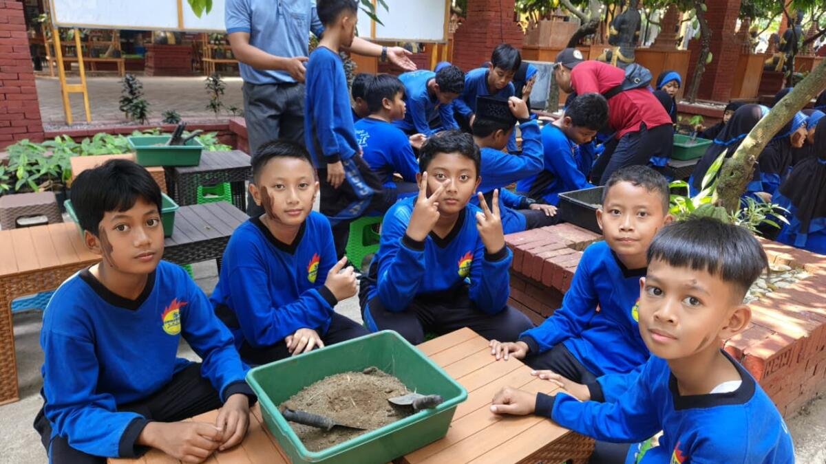 Belajar Ekonomi Kreatif Langsung dari Sumbernya, Siswa Kelas 6 SD Sakri Jelajahi Kampung Cokelat BMJ Mojokerto