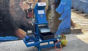 Berawal dari Keprihatinan, Mahasiswa UMM Bikin Mesin Ubah Sampah Plastik Jadi Produk Kreatif di Kampung Biru Arema