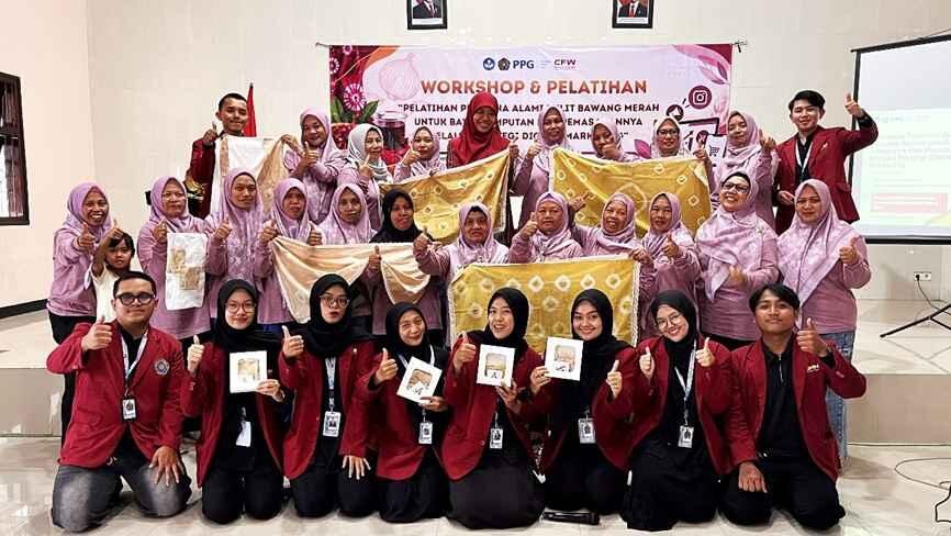 Berdayakan Kelompok Tani Wanita, Mahasiswa PPG UMM Kenalkan Pewarna Alami Limbah Kulit Bawang