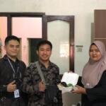 Buka Peluang Pasar Lebih Luas, Mahasiswa KKN UMG Dampingi Sertifikasi Halal UMKM Donat