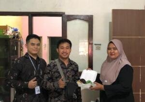 Buka Peluang Pasar Lebih Luas, Mahasiswa KKN UMG Dampingi Sertifikasi Halal UMKM Donat