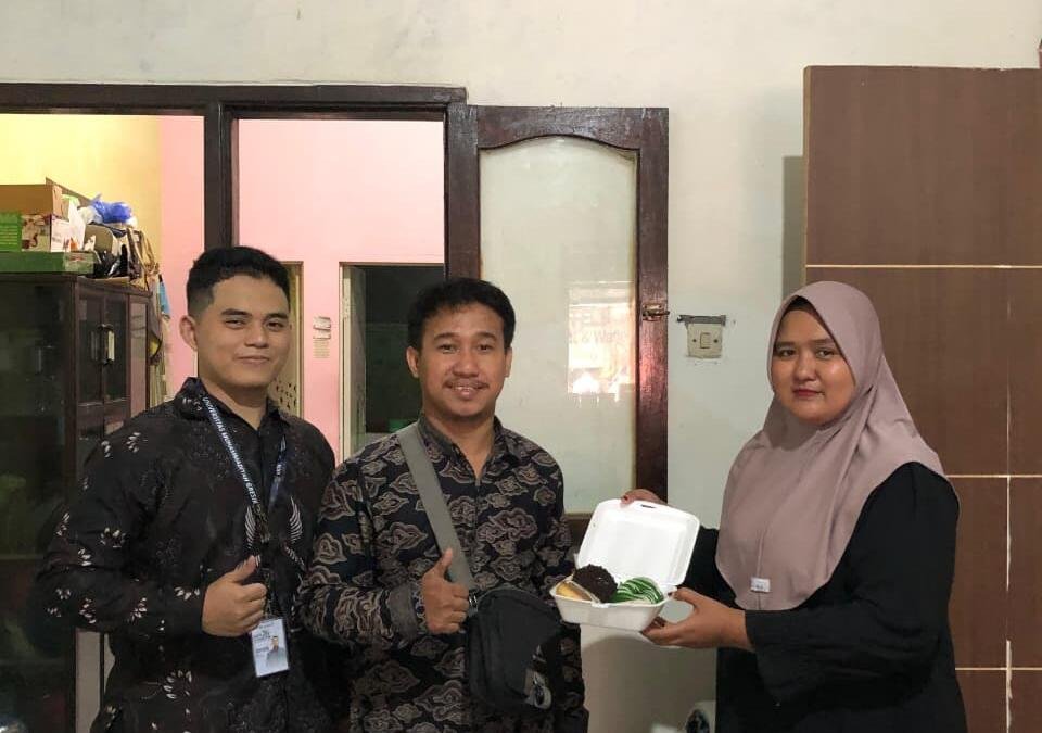 Buka Peluang Pasar Lebih Luas, Mahasiswa KKN UMG Dampingi Sertifikasi Halal UMKM Donat
