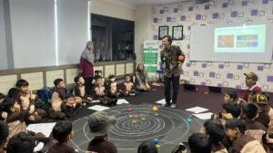 Club Galator Umsura Kenalkan Astronomi kepada Siswa SDIT Al-Uswah Surabaya