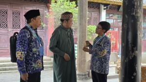 Delegasi Majelis Dikdasmen dan PNF PP Muhammadiyah Serahkan Infak ke Masjid Xian Xian