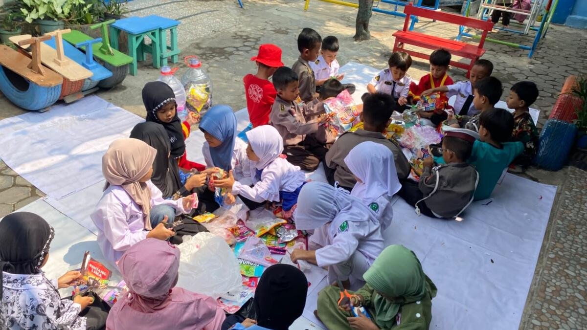 “Detective Sampah” Jadi Tema Profession Day di ABA III Ade Irma Suryani