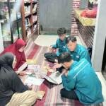Digitalisasi Perpustakaan Desa, Mahasiswa KKN-T UMG Uji Coba Aplikasi di Perpustakaan Dusun Sukoanyar