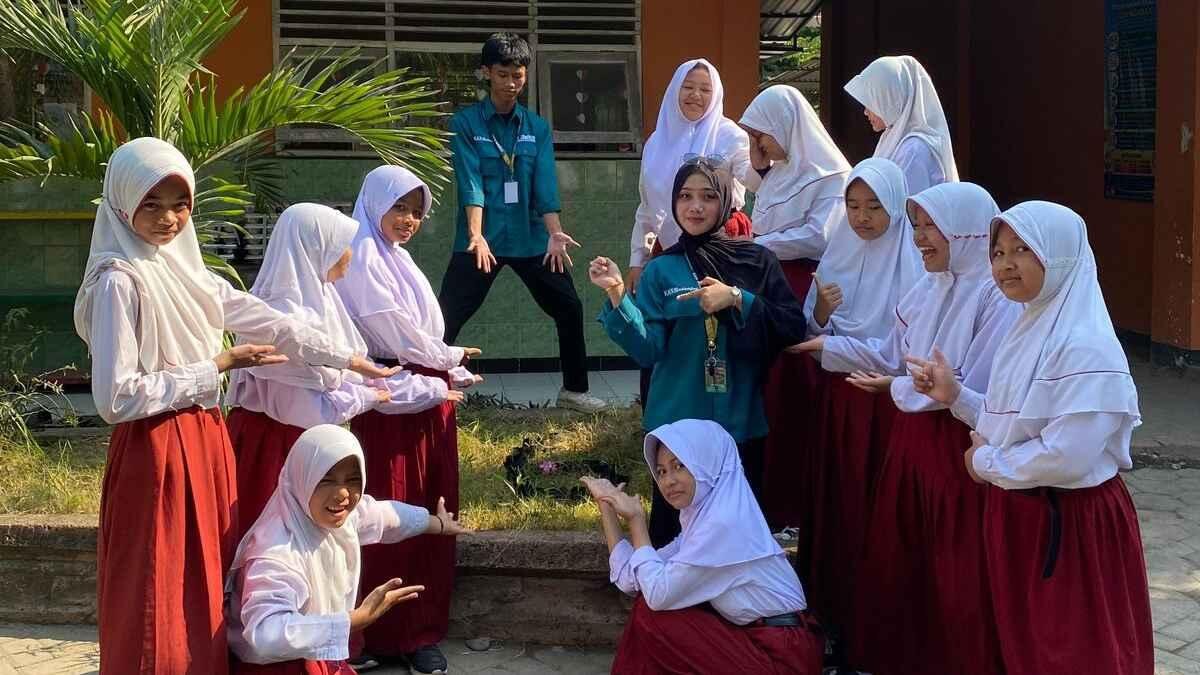 Edukasi Gerakan Penghijauan, Mahasiswa KKN UMG Ajak Siswa SDN Ngabar Peduli Lingkungan