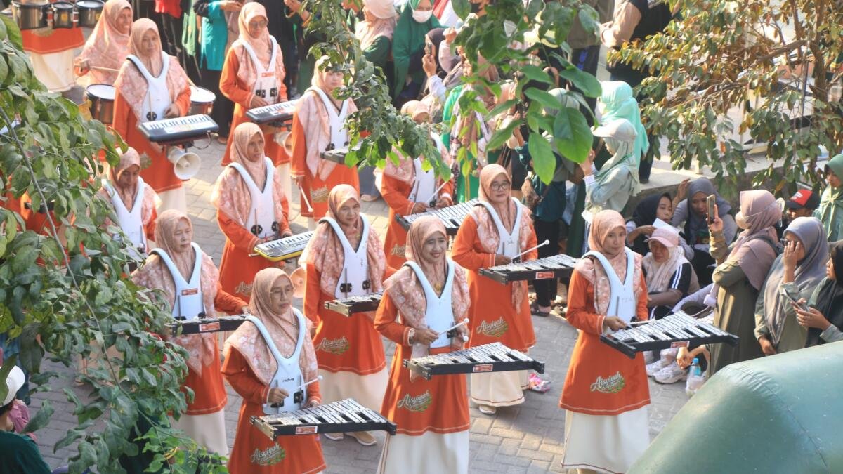 Emak-Emak Usia Senja Tetap Perkasa, Drumband Jaya Pertiwi Aisyiyah Jadi Perhatian 5.000 Peserta
