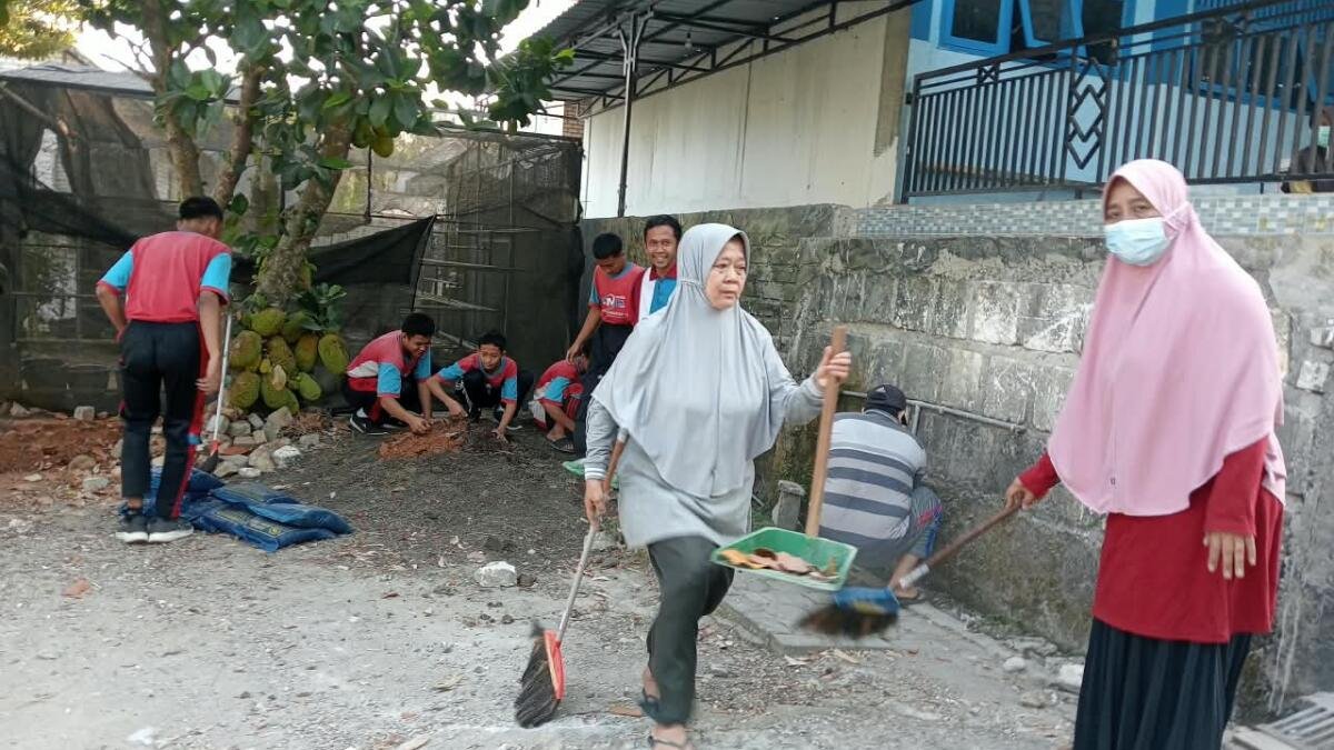 Guru dan IPM SMPM 12 Paciran Rutin Gelar Jumat Bersih, Bangun Rasa Memiliki Lingkungan Sekolah