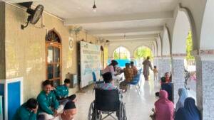 Guyonan “Manusia Jompo” Warnai Pendampingan KKN-T UMG pada Medical Check Up Lansia