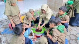 Ilmuwan Cilik TK ABA 7 Kota Probolinggo: Belajar Menanam dan Merawat Tanaman