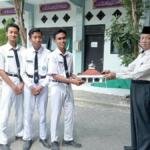 Jelang Puncak Dasawarsa ke-4, 4 Santri Serahkan Replika Masjid Pertama Al-Ishlah kepada Pengasuh