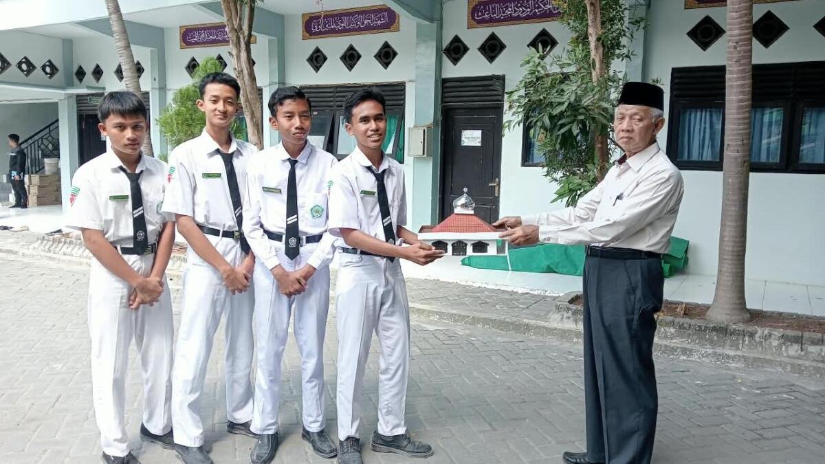 Jelang Puncak Dasawarsa ke-4, 4 Santri Serahkan Replika Masjid Pertama Al-Ishlah kepada Pengasuh