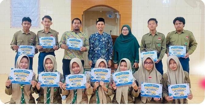 Jumat Penuh Berkah, KL Lazismu SMA Muhammadiyah 1 Babat Salurkan 13 Voucher Beasiswa SPP