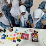 Kegiatan Keputrian Smamda Asah Kreativitas Siswi lewat Gantungan Kunci Kain Flanel