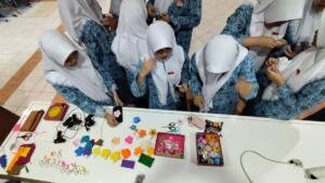 Kegiatan Keputrian Smamda Asah Kreativitas Siswi lewat Gantungan Kunci Kain Flanel