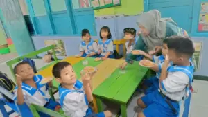 Gerak, Bernyanyi, lalu Bikin Donat: Keseruan TK Putra Pertiwi di SD Mumtaz
