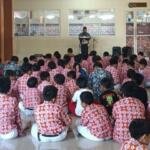 Khatib Bahas Makna Filosofis Gerakan Shalat di Aula Gedung 2 SDM Limas