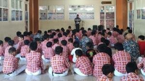 Khatib Bahas Makna Filosofis Gerakan Shalat di Aula Gedung 2 SDM Limas
