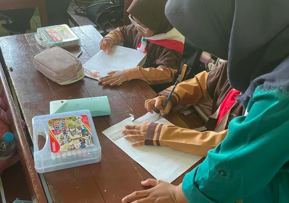 KKN-T UMG Kelompok 22 Ajak Siswa Belajar Cinta Lingkungan dengan Peran dan Gambar