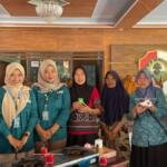 KKN UMG Ajak Ibu-Ibu PKK Brayublandong Olah Jelantah Jadi Lilin Aromaterapi