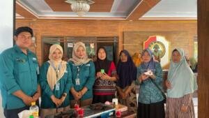 KKN UMG Ajak Ibu-Ibu PKK Brayublandong Olah Jelantah Jadi Lilin Aromaterapi