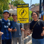 KKN UMG Kelompok 21 Pasang Rambu ‘Hati-Hati Tikungan Ganda’ di Ngembung