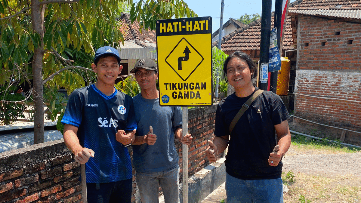 KKN UMG Kelompok 21 Pasang Rambu ‘Hati-Hati Tikungan Ganda’ di Ngembung