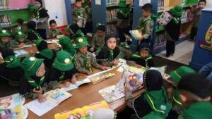 Outing Class Ke Perpustakaan Umum, TK ABA II Kota Probolinggo Tumbuhan Anak Cinta Buku