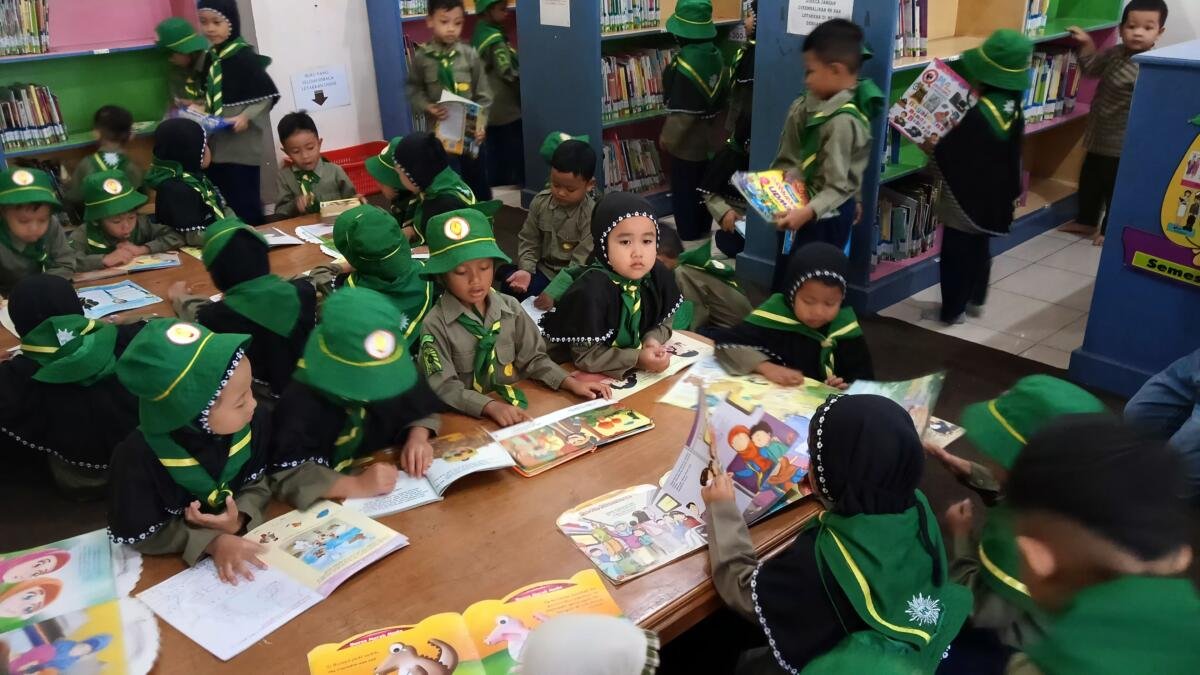 Outing Class Ke Perpustakaan Umum, TK ABA II Kota Probolinggo Tumbuhan Anak Cinta Buku