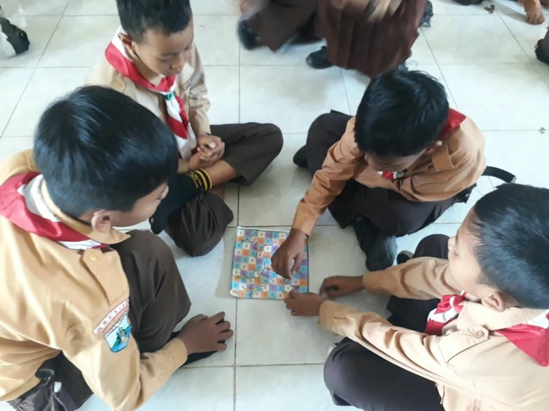 Mengintip Permainan Tradisional di Balik Layar Gadget, KKN-T UMG Ajak Anak SD Bermain Tradisional