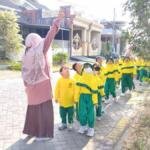 Langkah Kecil Penuh Manfaat, Siswa TK Aisyiyah 38 Driyorejo Eksplorasi Lingkungan Sekitar