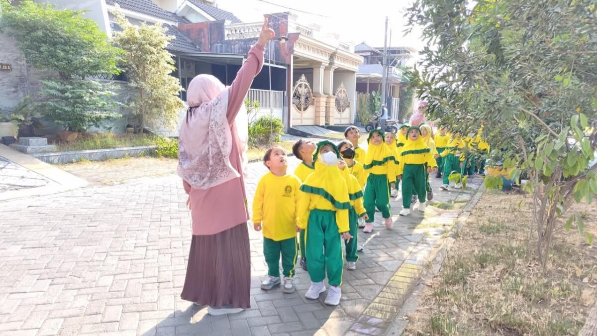 Langkah Kecil Penuh Manfaat, Siswa TK Aisyiyah 38 Driyorejo Eksplorasi Lingkungan Sekitar