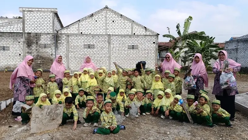 Tanamkan Kepedulian Sejak Dini, TK ABA 07 Padangbandung Gelar Kegiatan Peduli Lingkungan