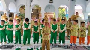 Langkah Kecil Menuju Masjid, Anak TK-KB Aisyiyah II Kota Probolinggo Praktik Salat Dhuha