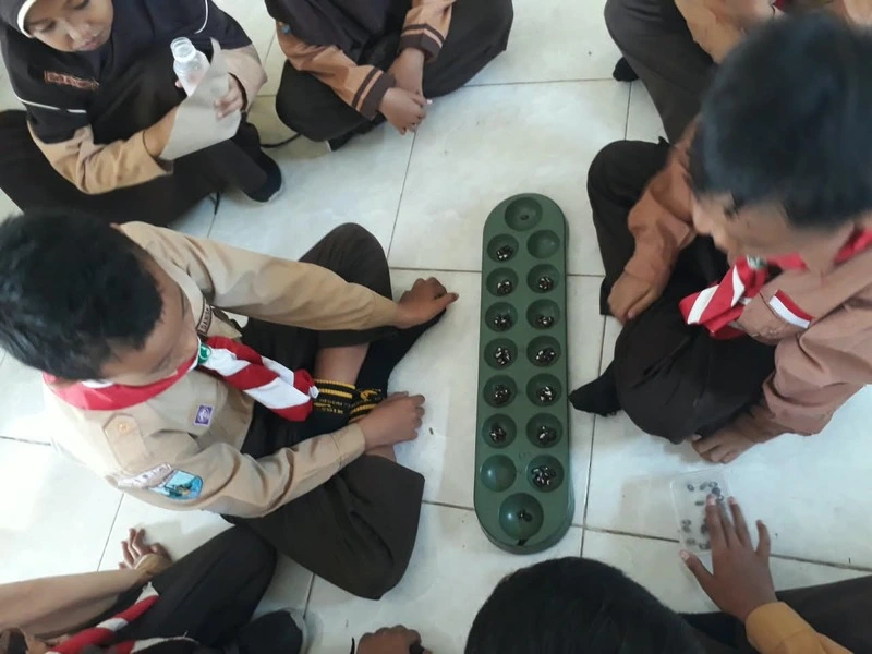 Mengintip Permainan Tradisional di Balik Layar Gadget, KKN-T UMG Ajak Anak SD Bermain Tradisional