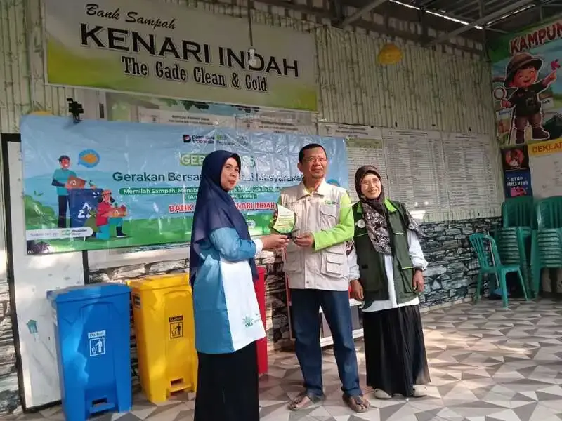PAUD Aisyiyah V Sulap Tutup Botol Jadi Gantungan Kunci Bersama Petugas Bank Sampah