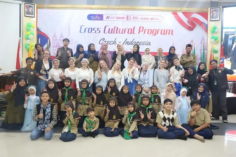 Perpisahan Siswa SD Muhida dengan Mahasiswa Internasional Ini Mengundang Haru