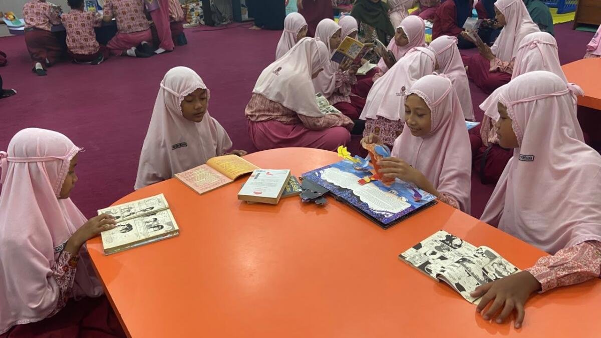 PLP 2 Umsida Ajak Siswa SD Muhammadiyah 11 Randegan Kunjungi Perpusda Sidoarjo