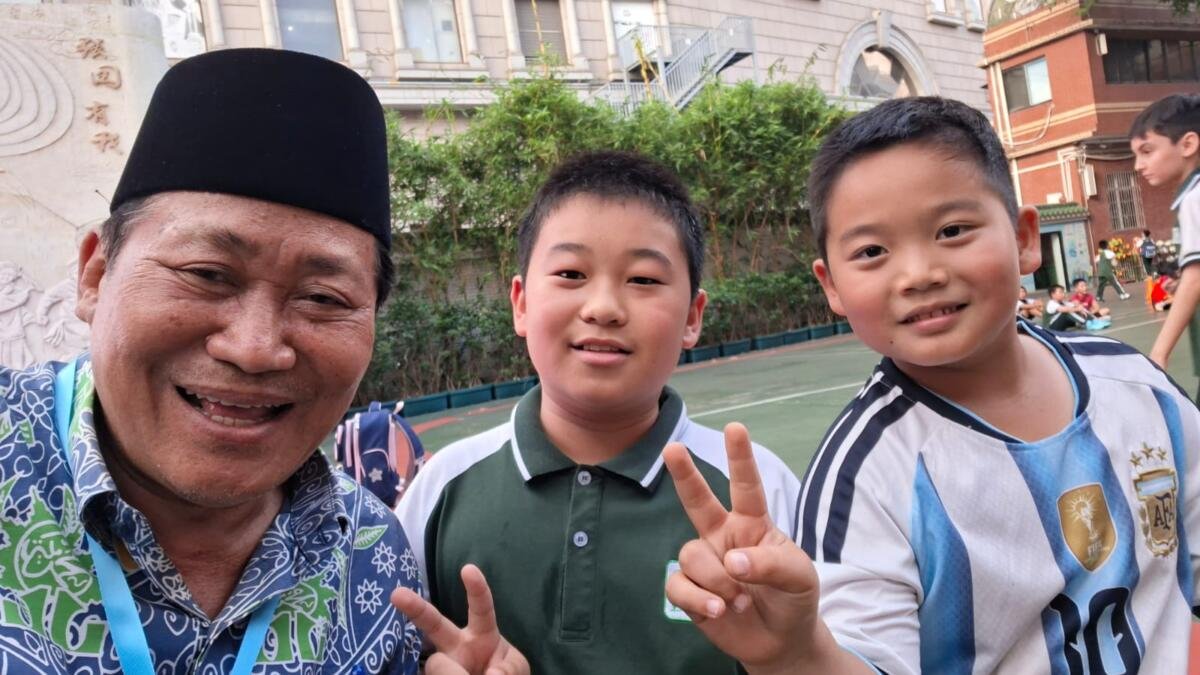 1.700 Siswa, 18 Etnis, dan Dua Salam di Pintu Shi Hui Min School Guangzhou