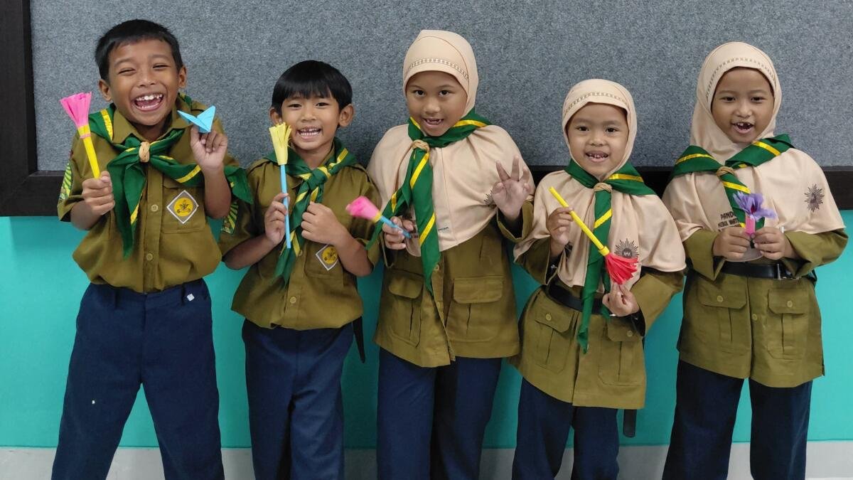 Sapu Origami, Cara Siswa Kelas 1 SD Mumtaz Belajar Menjaga Kebersihan