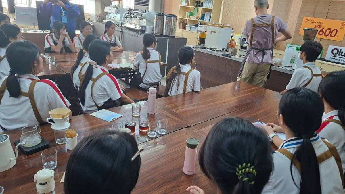 Robot Mengantar, AI Mengajar di Shunde Liang Qiuju Foshan